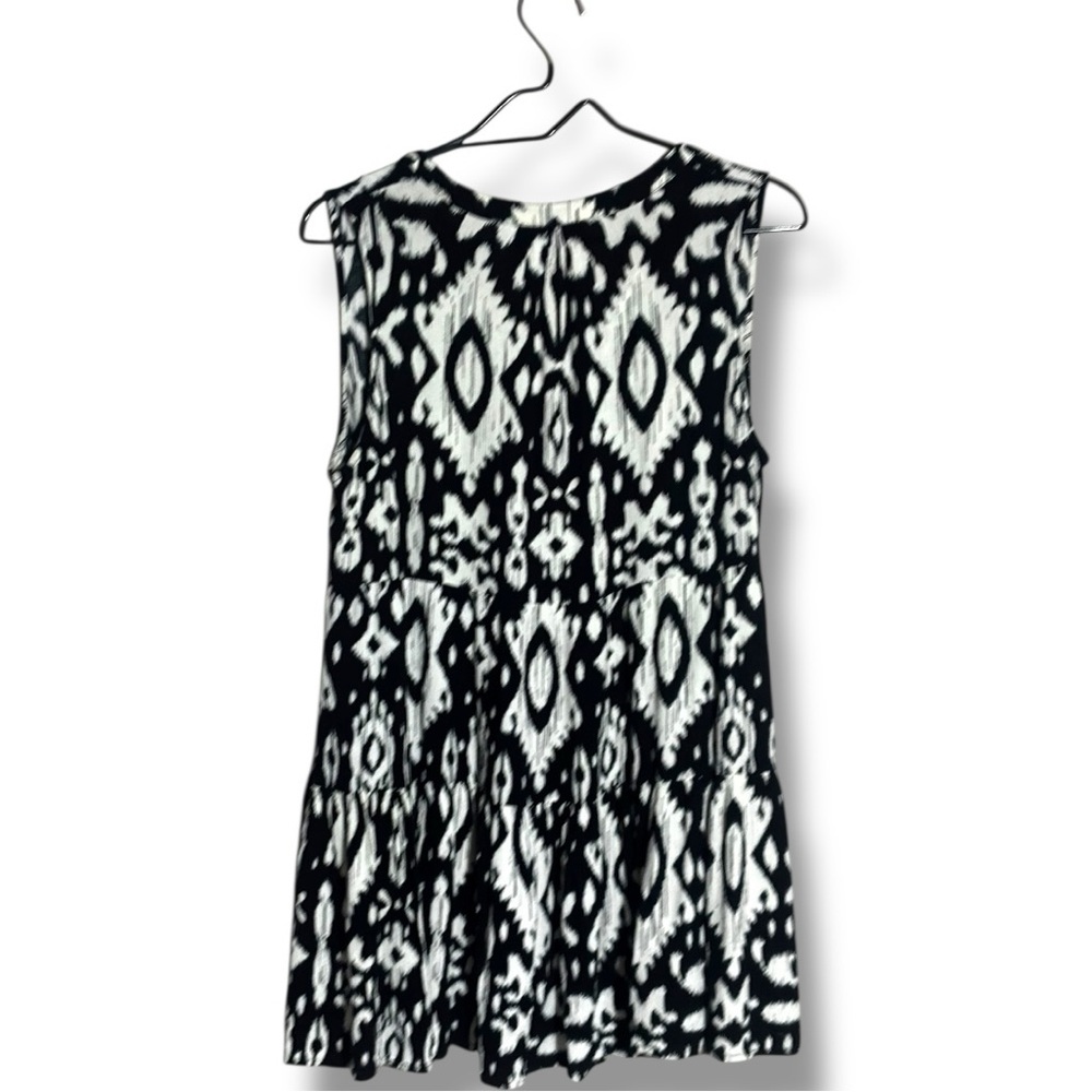 Steve Madden Black and White Aztec Patterned Sleeveless Tiered V-neck Tunic top - Picture 16 of 16